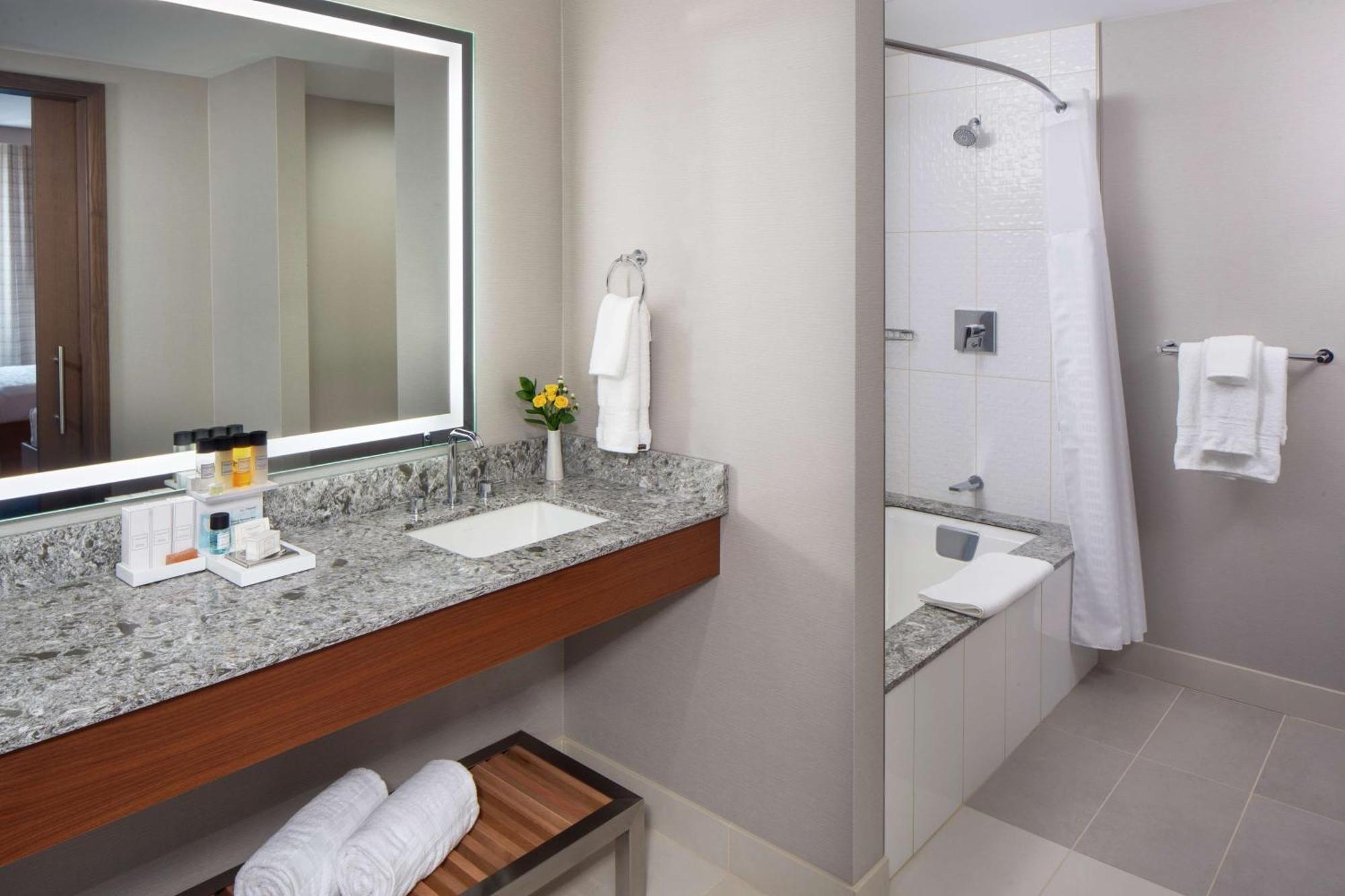 Hilton Rochester Mayo Clinic Area Екстер'єр фото